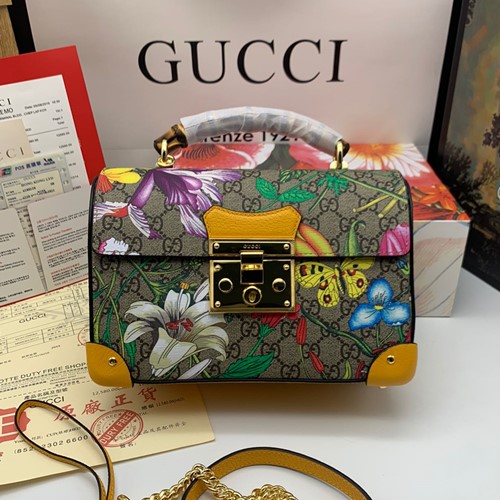 구찌 GG 수프림 패드락 숄더백