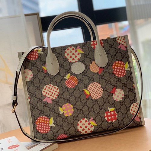 구찌 레뽐므 GG 애플 프린트 토트백