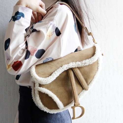 디올 새들백(스웨이드 양모 시어링) 25.5cm