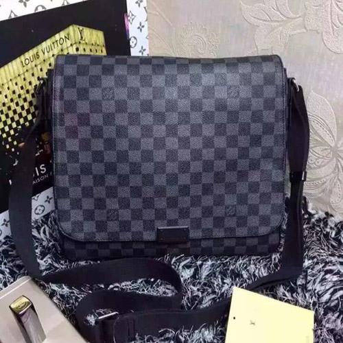 루이비통 그라피트 디스트릭트 크로스백