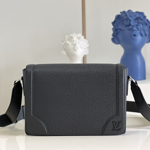 루이비통 타이가 뉴 플랩 메신저백