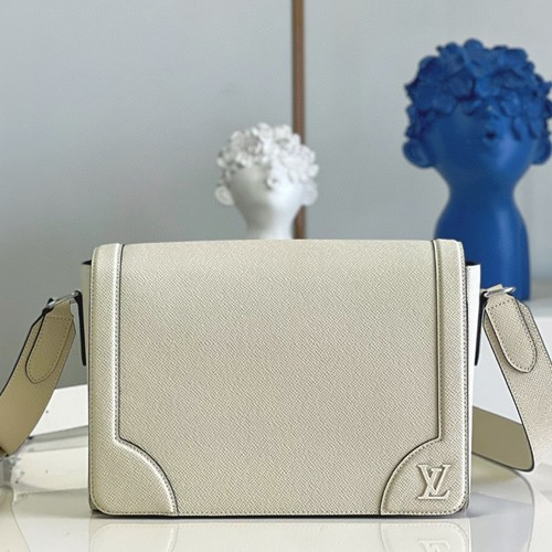 루이비통 타이가 뉴 플랩 메신저백