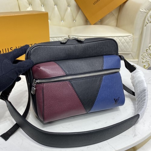 루이비통 타이가 아웃도어백