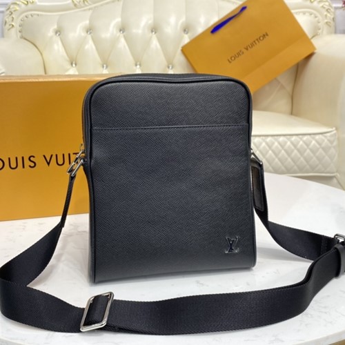 루이비통 타이가 알렉스 메신져 BB 크로스백