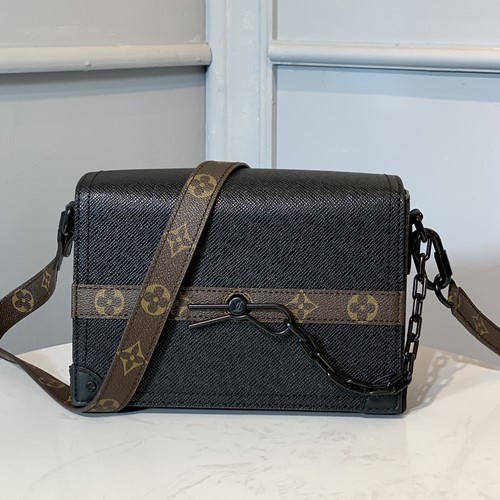 루이비통 타이가 핀버클 크로스백