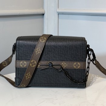 루이비통 타이가 핀버클 크로스백