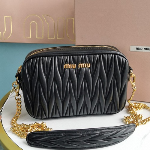 미우미우 5BH118 MATELASSE 마테라쎄 나파 밴돌리어 카메라백