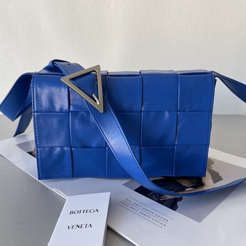 보테가 베네타 인트레치오 패러킷 카세트백