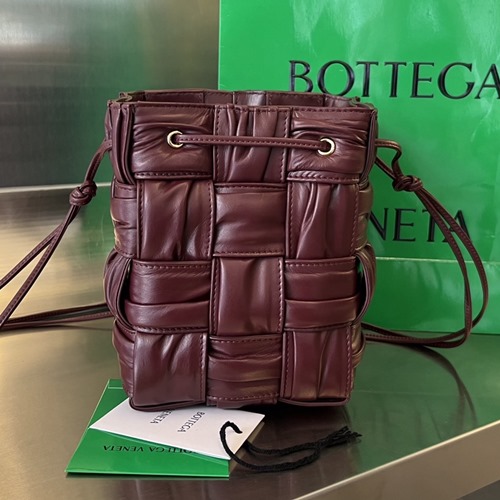 보테가 베네타 크로스백 680218 카세트 버킷백