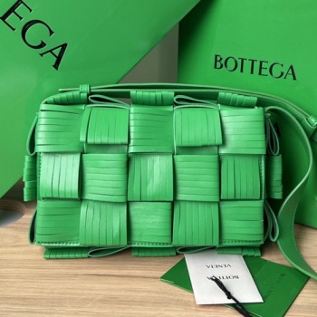 보테가베네타 680698 인트레치아토 위빙 프린지 카세트백