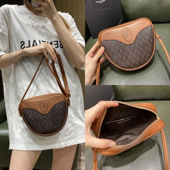 생로랑 LE 모노그램 하드백