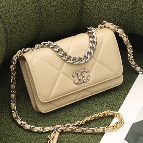 샤넬 19 WOC 플랩백