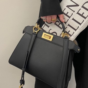 펜디 ICONIC PEEKABOO ISEEU 아이코닉 피카부 아이씨유 핸드백 27cm