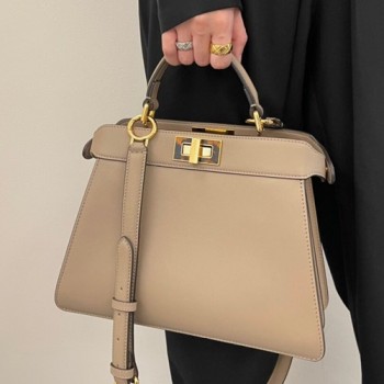 펜디 ICONIC PEEKABOO ISEEU 아이코닉 피카부 아이씨유 핸드백 27cm