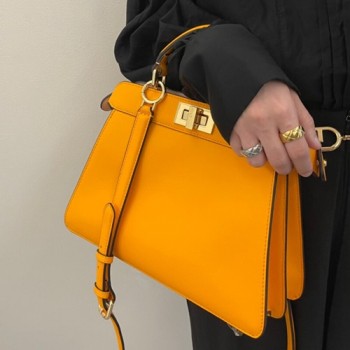 펜디 ICONIC PEEKABOO ISEEU 아이코닉 피카부 아이씨유 핸드백 27cm