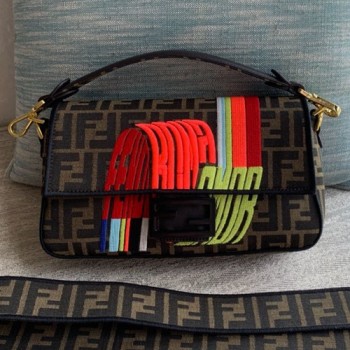 펜디 로마 아모르 바게트백 미듐