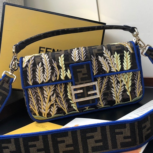 펜디 자수 바게트백 미듐 26cm