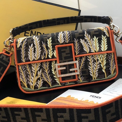 펜디 자수 바게트백 미듐 26cm