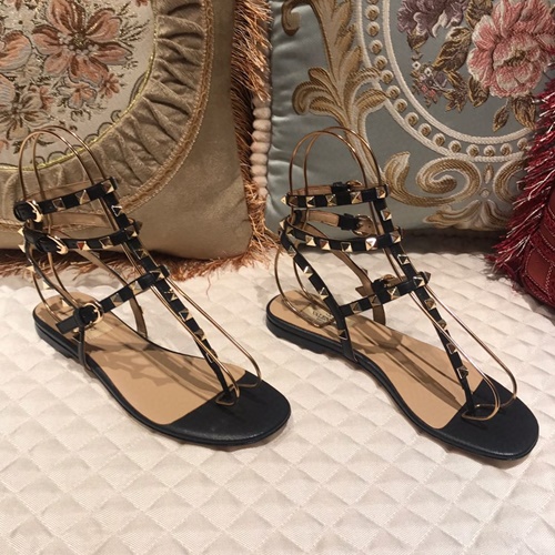 발렌티노 락스터드 스트랩 샌들