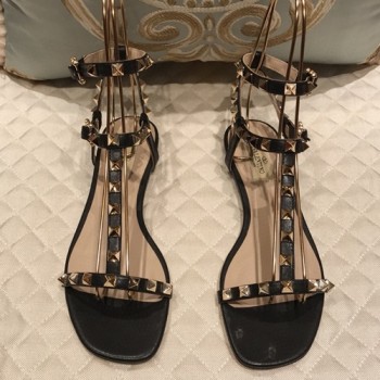 발렌티노 락스터드 스트랩 샌들