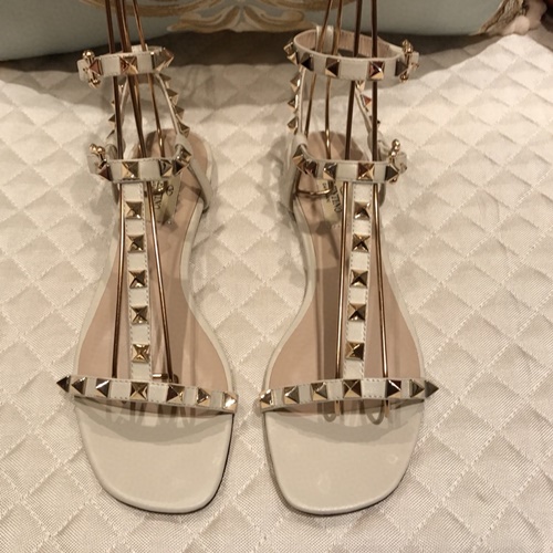 발렌티노 락스터드 스트랩 샌들