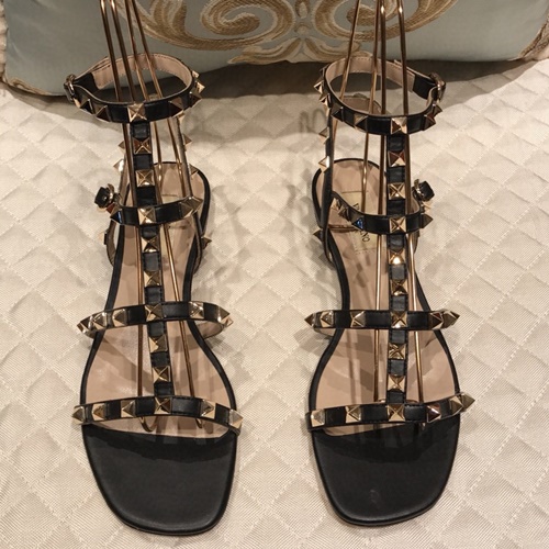 발렌티노 락스터드 스트랩 샌들