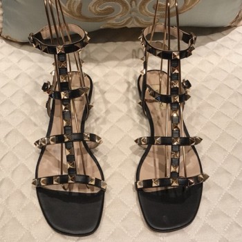 발렌티노 락스터드 스트랩 샌들