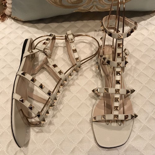 발렌티노 락스터드 스트랩 샌들