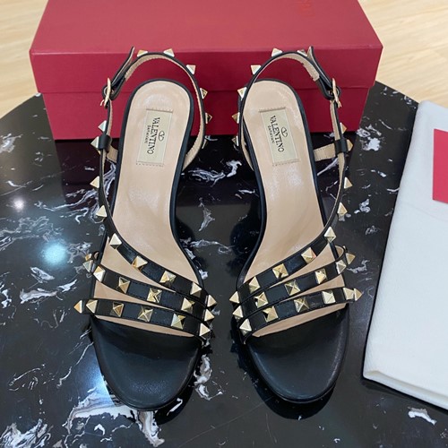 발렌티노 락스터드 스트랩 샌들힐