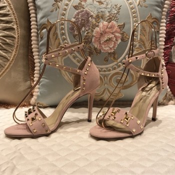 발렌티노 락스터드 스트랩 샌들힐