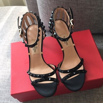 발렌티노 락스터드 스트랩 샌들힐