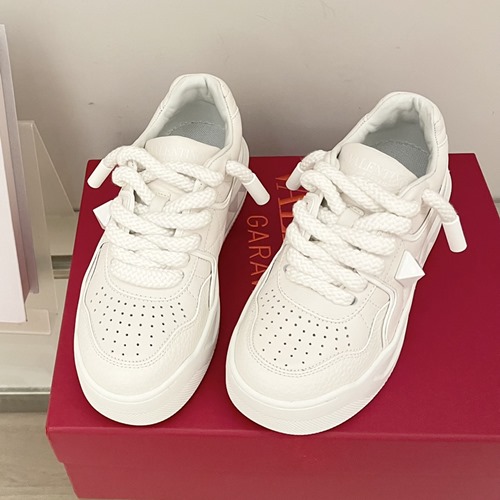 발렌티노 원스터드 블랙탭 로우탑 남.여 스니커즈