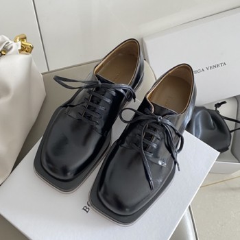 보테가 베네타 윙팁 통굽 로퍼