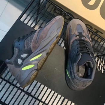 아디다스 이지부스트 700 모브