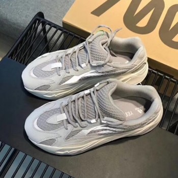 아디다스 이지부스트 700 스태틱