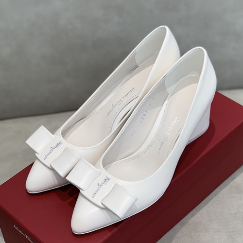 페라가모 비바 미들힐 펌프스