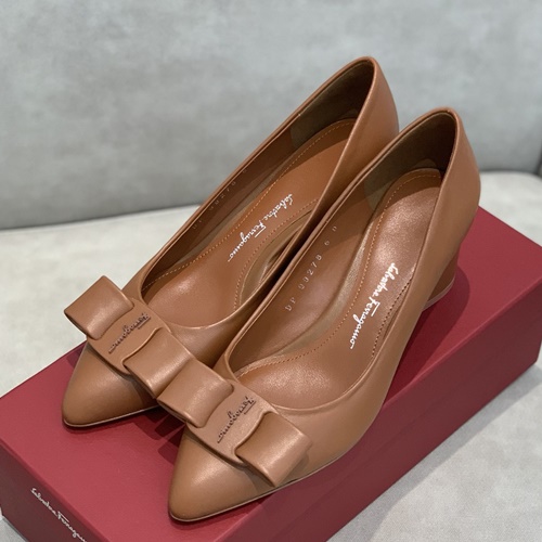 페라가모 비바 미들힐 펌프스