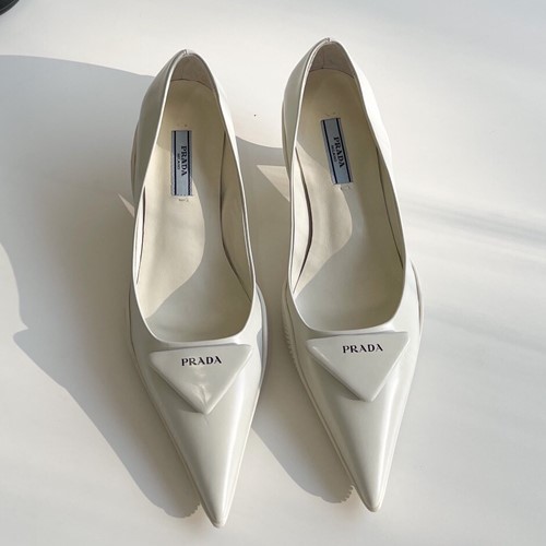 프라다 삼각로고 펌프스