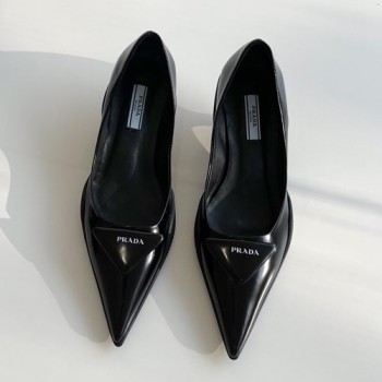 프라다 삼각로고 펌프스