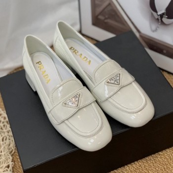 프라다 트라이앵글 로고 로퍼