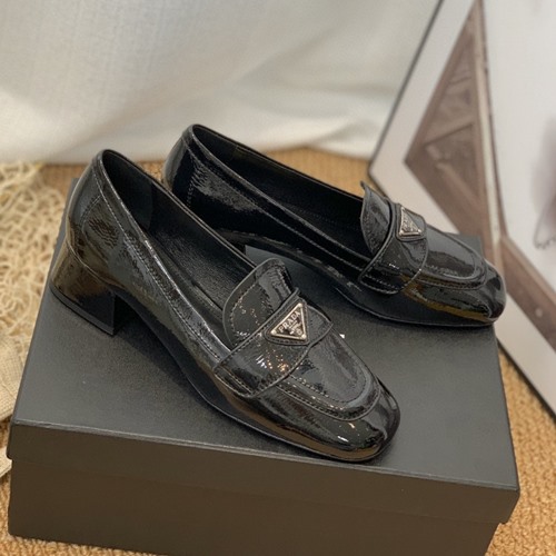 프라다 트라이앵글 로고 로퍼